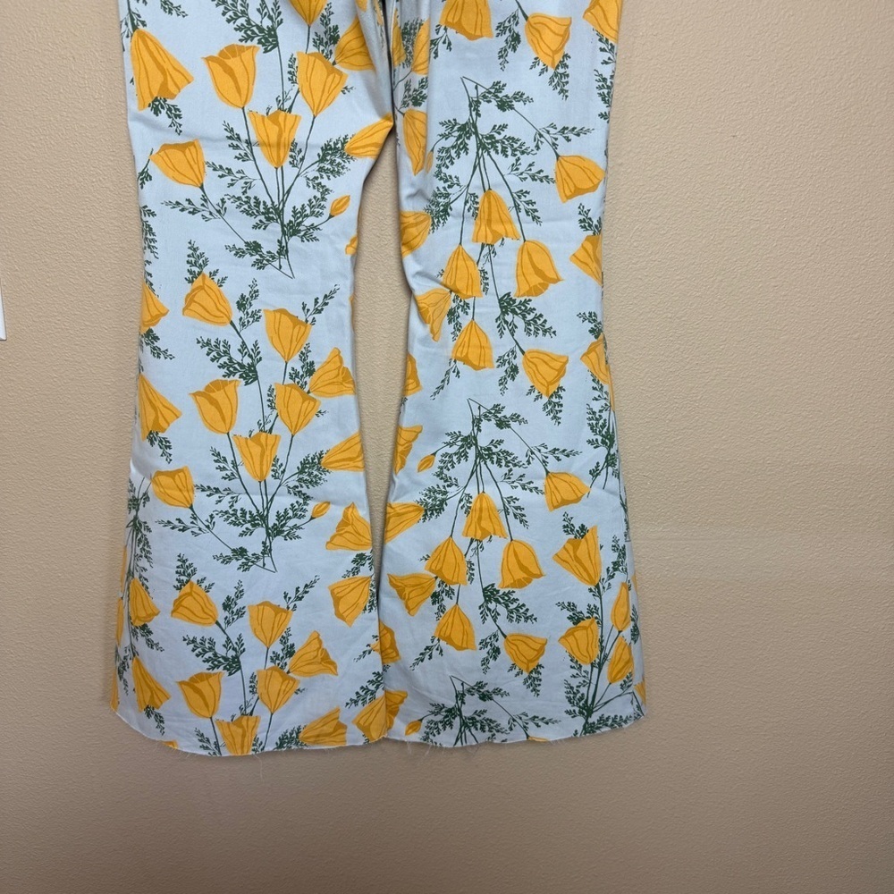 Free People Venice Beach Printed Flare Jeans in Sky Combo Cali Poppies. Size 31 - Picture 10 of 13
